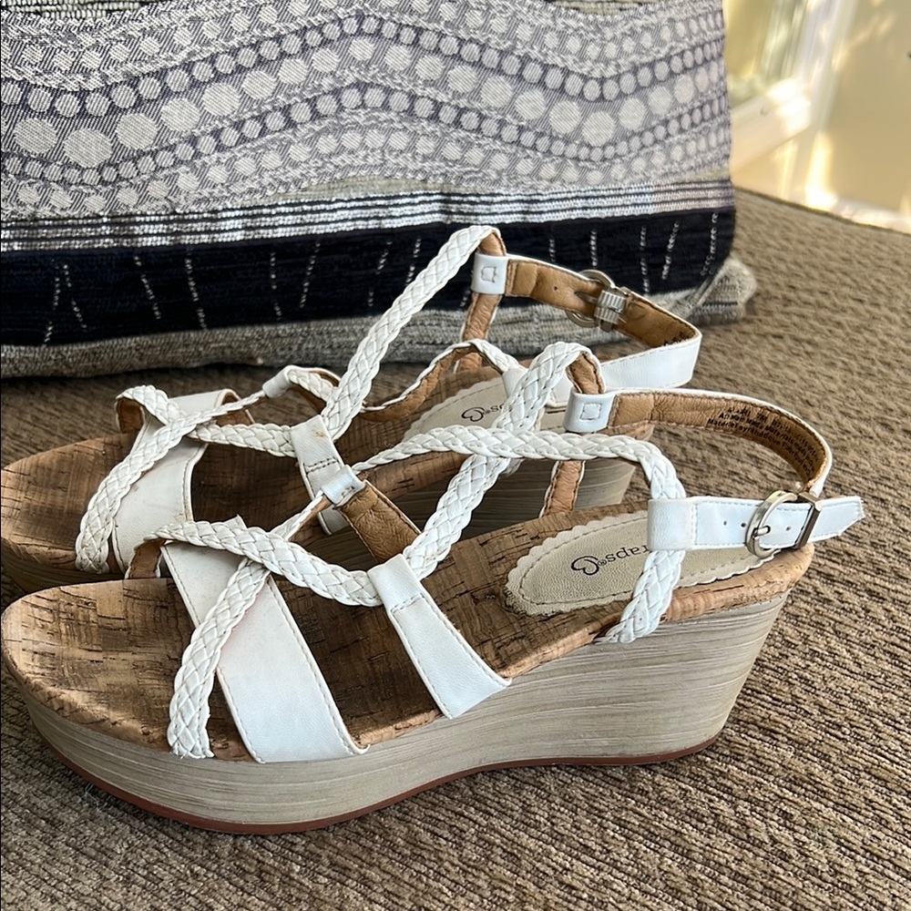Size 7 Beartraps White Wedge Sandals